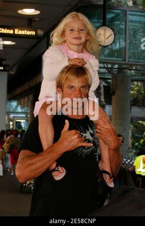 Esclusiva!! Laird Hamilton, la figlia Reece e la moglie Gabrielle Reece arrivano all'aeroporto LAX. Los Angeles, California 7/12/07. [[wam]] Foto Stock