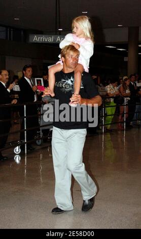 Esclusiva!! Laird Hamilton, la figlia Reece e la moglie Gabrielle Reece arrivano all'aeroporto LAX. Los Angeles, California 7/12/07. [[wam]] Foto Stock