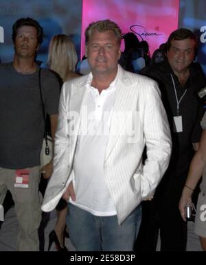 Jessica Simpson è supportata da sua madre Tina, padre Joe e miglior pal Ken paves mentre lancia la sua nuova linea bikini alla Mercedes Benz Fashion Week. I bikini di Jessica sono stati un enorme successo e ha ricevuto un'ovazione in piedi dalla folla. Le tute da bagno sono state indossate da vari modelli, alcuni dei quali sono stati Jessica look-alikes. Jessica, oltre ad essere un'attrice e una cantante, ha interessi in una linea di cura della pelle, linee di scarpe e abbigliamento e prodotti di estensione dei capelli. Miami, Fla. 7/14/07. [[mab]] Foto Stock