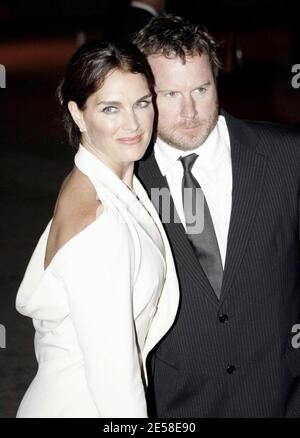 Brooke Shields e Chris Henchy arrivano alla festa solo su invito per dare il benvenuto ai Beckhams a LOS ANGELES. L'evento è stato ospitato da Tom Cruise e Katie Holmes e si è tenuto presso il Museo di Arte Contemporanea di Geffen, nel centro di LOS ANGELES. Tra gli ospiti sono inclusi Will e Jada Smith, Brooke Shields, Ron Howard e Eva Longoria. Los Angeles, California 7/22/07. [[wam]] Foto Stock