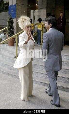 Barbara Windsor arriva alla sua festa di settantesimo compleanno al Royal Garden Hotel. Londra, Regno Unito. 8/5/07. [[mappa]] Foto Stock