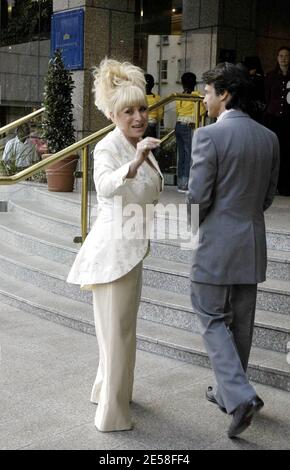 Barbara Windsor arriva alla sua festa di settantesimo compleanno al Royal Garden Hotel. Londra, Regno Unito. 8/5/07. [[mappa]] Foto Stock