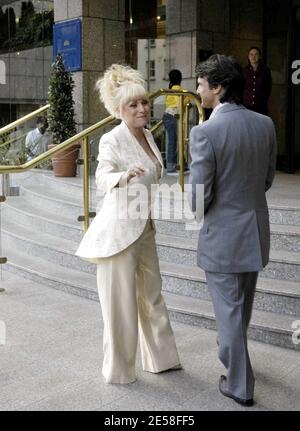 Barbara Windsor arriva alla sua festa di settantesimo compleanno al Royal Garden Hotel. Londra, Regno Unito. 8/5/07. [[mappa]] Foto Stock