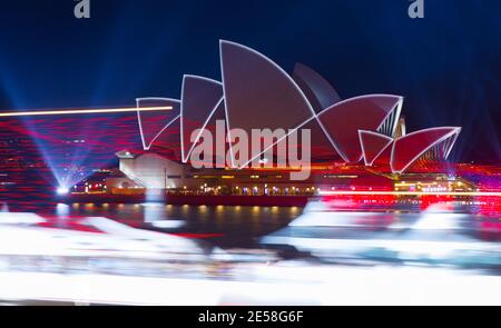 Sydney, Australia, 26 gennaio 2021. Uno spettacolo di fuochi d'artificio e speciali proiezioni di illuminazione alla Sydney Opera House come parte dei festeggiamenti del giorno dell'Australia. Foto Stock