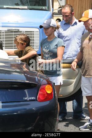 Hayden Panettiere serve un pranzo in famiglia con suo padre, Skip, e il fratello minore Jansen, al ristorante Saddle Ranch. West Hollywood, California 8/10/07. [[rac ral]] Foto Stock