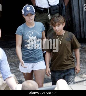 Hayden Panettiere serve un pranzo in famiglia con suo padre, Skip, e il fratello minore Jansen, al ristorante Saddle Ranch. West Hollywood, California 8/10/07. [[rac ral]] Foto Stock