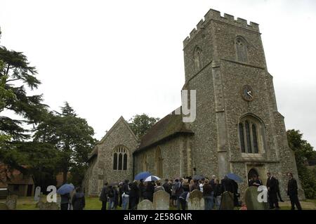 Famiglia, amici, stelle e fan si sono rivolti all'attore e comico di "Eastenders" Mike Reid (Frank Butcher) presso la chiesa parrocchiale di Little Easton, Essex. I partecipanti includevano la moglie Shirley Reid, il campione di pugilato Henry 'Enery the Ammer' Cooper, la co-star 'Eastenders' Barbara Windsor (Peggy), il figlio su schermo Sid Owen (Ricky), June Brown (Dot) e Michael Greco (Beppe). Mike Reid morì a casa sua a Marbella il 30 luglio all'età di 67 anni dopo aver subito un sospetto attacco di cuore. Londra, Regno Unito. 14/08/07. [[mappa]] Foto Stock