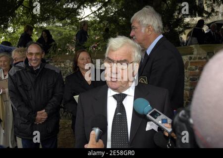 Famiglia, amici, stelle e fan si sono rivolti all'attore e comico di "Eastenders" Mike Reid (Frank Butcher) presso la chiesa parrocchiale di Little Easton, Essex. I partecipanti includevano la moglie Shirley Reid, il campione di pugilato Henry 'Enery the Ammer' Cooper, la co-star 'Eastenders' Barbara Windsor (Peggy), il figlio su schermo Sid Owen (Ricky), June Brown (Dot) e Michael Greco (Beppe). Mike Reid morì a casa sua a Marbella il 30 luglio all'età di 67 anni dopo aver subito un sospetto attacco di cuore. Londra, Regno Unito. 14/08/07. [[mappa]] Foto Stock