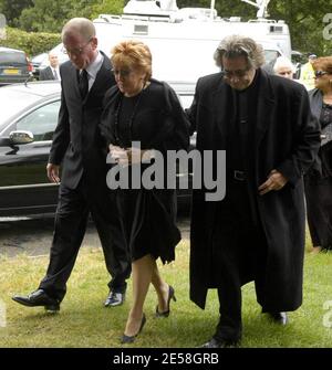 Famiglia, amici, stelle e fan si sono rivolti all'attore e comico di "Eastenders" Mike Reid (Frank Butcher) presso la chiesa parrocchiale di Little Easton, Essex. I partecipanti includevano la moglie Shirley Reid, il campione di pugilato Henry 'Enery the Ammer' Cooper, la co-star 'Eastenders' Barbara Windsor (Peggy), il figlio su schermo Sid Owen (Ricky), June Brown (Dot) e Michael Greco (Beppe). Mike Reid morì a casa sua a Marbella il 30 luglio all'età di 67 anni dopo aver subito un sospetto attacco di cuore. Londra, Regno Unito. 14/08/07. [[mappa]] Foto Stock