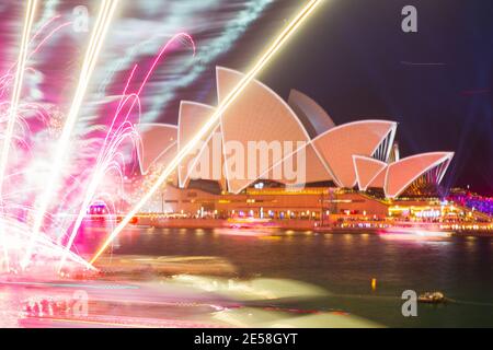 Sydney, Australia, 26 gennaio 2021. Uno spettacolo di fuochi d'artificio e speciali proiezioni di illuminazione alla Sydney Opera House come parte dei festeggiamenti del giorno dell'Australia. Foto Stock