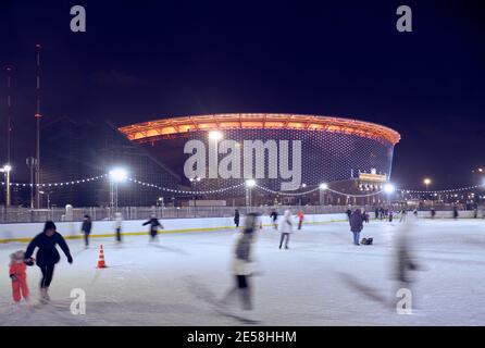 Ekaterinburg, Russia – 03 gennaio 2021: Vista notturna della pista di pattinaggio di fronte alla luminosa Ekaterinburg Arena (Stadio centrale). Ekaterinb Foto Stock