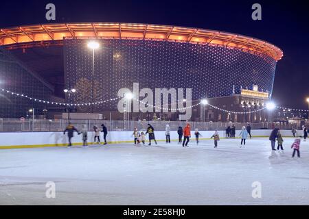 Ekaterinburg, Russia – 03 gennaio 2021: Vista notturna della pista di pattinaggio di fronte alla luminosa Ekaterinburg Arena (Stadio centrale). Ekaterinb Foto Stock