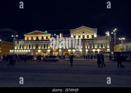 Ekaterinburg, Russia – 03 gennaio 2021: La vista delle case del mercante Korobkov-Dmitriev (ora centro commerciale Europa) sulla piazza 1905 al mese Foto Stock