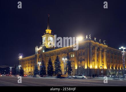 Ekaterinburg, Russia – 03 gennaio 2021: Vista dell'edificio dell'Amministrazione cittadina di Ekaterinburg (Municipio) sulla piazza 1905 all'illuminazione notturna Foto Stock