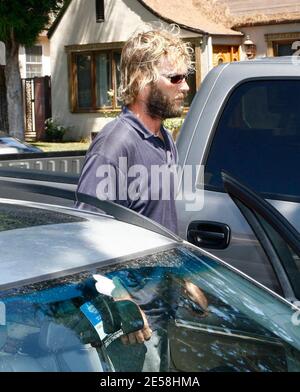 Andrew Wilson, il fratello che ha trovato l'attore Owen Wilson a casa sua domenica dopo un tentativo di suicidio, ritorna a casa di Owen per raccogliere alcuni beni. Andrew non ha risposto alle domande dei media, ma un astante ha detto che sembrava "distruso e sconvolto". Un grande pacchetto che sembrava essere un dipinto è stato anche consegnato a nome di Owen via FedEx. Santa Monica, California 27/08/07. [[laj]] Foto Stock