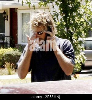 Andrew Wilson, il fratello che ha trovato l'attore Owen Wilson a casa sua domenica dopo un tentativo di suicidio, ritorna a casa di Owen per raccogliere alcuni beni. Andrew non ha risposto alle domande dei media, ma un astante ha detto che sembrava "distruso e sconvolto". Un grande pacchetto che sembrava essere un dipinto è stato anche consegnato a nome di Owen via FedEx. Santa Monica, California 27/08/07. [[laj]] Foto Stock
