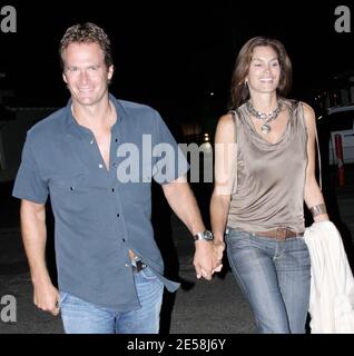 Cindy Crawford e il marito Randy Gerber hanno una serata senza i bambini al Nobu. La coppia, sposata da nove anni, partì dopo il pasto tenendo le mani e sorridendo. Malibu, California 9/1/07. [[mar]] Foto Stock