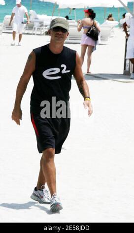 Eros Ramazzotti e gli amici trascorrono un pomeriggio a Miami Beach prima di ritornare al loro hotel di lusso. Eros ha appena registrato un duetto con Ricky Martin. Miami, dal 9/3/07. [[mab]] Foto Stock