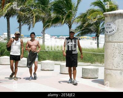 Eros Ramazzotti e gli amici trascorrono un pomeriggio a Miami Beach prima di ritornare al loro hotel di lusso. Eros ha appena registrato un duetto con Ricky Martin. Miami, dal 9/3/07. [[mab]] Foto Stock