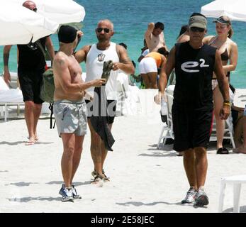 Eros Ramazzotti e gli amici trascorrono un pomeriggio a Miami Beach prima di ritornare al loro hotel di lusso. Eros ha appena registrato un duetto con Ricky Martin. Miami, dal 9/3/07. [[mab]] Foto Stock