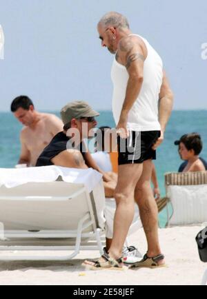 Eros Ramazzotti e gli amici trascorrono un pomeriggio a Miami Beach prima di ritornare al loro hotel di lusso. Eros ha appena registrato un duetto con Ricky Martin. Miami, dal 9/3/07. [[mab]] Foto Stock