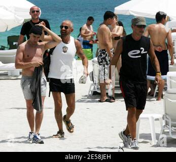 Eros Ramazzotti e gli amici trascorrono un pomeriggio a Miami Beach prima di ritornare al loro hotel di lusso. Eros ha appena registrato un duetto con Ricky Martin. Miami, dal 9/3/07. [[mab]] Foto Stock