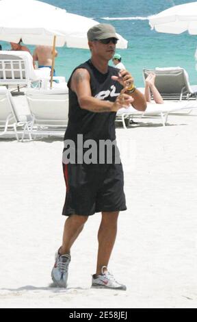 Eros Ramazzotti e gli amici trascorrono un pomeriggio a Miami Beach prima di ritornare al loro hotel di lusso. Eros ha appena registrato un duetto con Ricky Martin. Miami, dal 9/3/07. [[mab]] Foto Stock