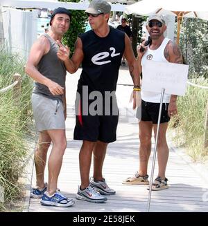 Eros Ramazzotti e gli amici trascorrono un pomeriggio a Miami Beach prima di ritornare al loro hotel di lusso. Eros ha appena registrato un duetto con Ricky Martin. Miami, dal 9/3/07. [[mab]] Foto Stock