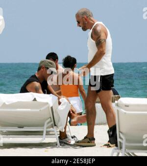 Eros Ramazzotti e gli amici trascorrono un pomeriggio a Miami Beach prima di ritornare al loro hotel di lusso. Eros ha appena registrato un duetto con Ricky Martin. Miami, dal 9/3/07. [[mab]] Foto Stock