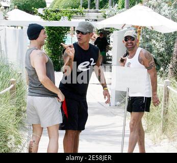 Eros Ramazzotti e gli amici trascorrono un pomeriggio a Miami Beach prima di ritornare al loro hotel di lusso. Eros ha appena registrato un duetto con Ricky Martin. Miami, dal 9/3/07. [[mab]] Foto Stock