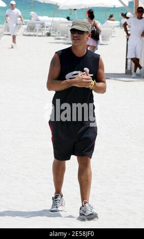 Eros Ramazzotti e gli amici trascorrono un pomeriggio a Miami Beach prima di ritornare al loro hotel di lusso. Eros ha appena registrato un duetto con Ricky Martin. Miami, dal 9/3/07. [[mab]] Foto Stock