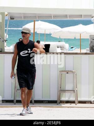 Eros Ramazzotti e gli amici trascorrono un pomeriggio a Miami Beach prima di ritornare al loro hotel di lusso. Eros ha appena registrato un duetto con Ricky Martin. Miami, dal 9/3/07. [[mab]] Foto Stock