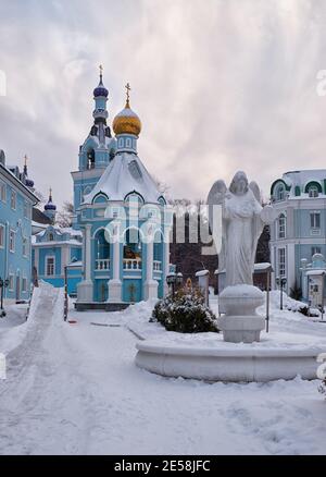 Ekaterinburg, Russia – 04 gennaio 2021: Vista del cortile interno della cattedrale di Ioanno-Predtechensky (della Natività di Giovanni Battista) con il Foto Stock