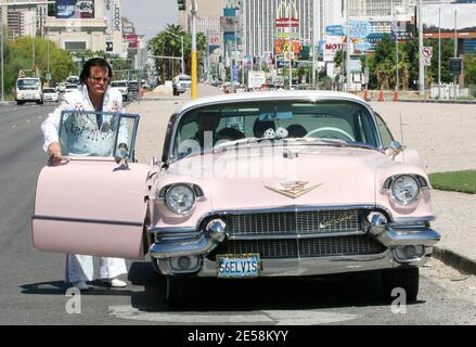 Esclusiva!! Il re prende un certo tempo fuori dall'eternità per aiutare fuori con un matrimonio sulla Strip di Las Vegas. Questo sosia di Elvis prende sul serio il suo mestiere, fino alla sua Cadillac 1956 con una targa 56ELVIS. Las Vegas, Nevada. 12/9/07. [[tag]] Foto Stock