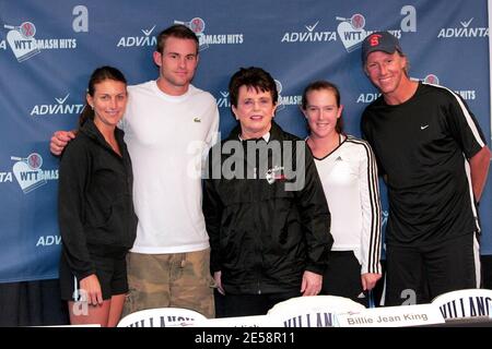 Anna Kournikova, Elton John, Billie Jean King e Andy Roddick partecipano a una conferenza stampa e posano per le foto con il team prima del 15 ° annuale Advanta World TeamTennis Smash Hits a Villanova. Philadelphia, Pennsylvania. 10/10/07. [[bat]] Foto Stock