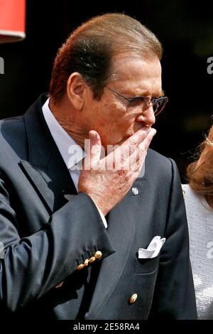 Roger Moore riceve una stella sulla Hollywood Walk of Fame. Stephanie Powers e James Bond co-star Richard Kiel ('Jaws') e David Hedison ('Felix Leiter') hanno partecipato alla cerimonia. Los Angeles, California 10/11/07. [[laj]] Foto Stock