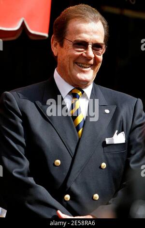 Roger Moore riceve una stella sulla Hollywood Walk of Fame. Stephanie Powers e James Bond co-star Richard Kiel ('Jaws') e David Hedison ('Felix Leiter') hanno partecipato alla cerimonia. Los Angeles, California 10/11/07. [[laj]] Foto Stock