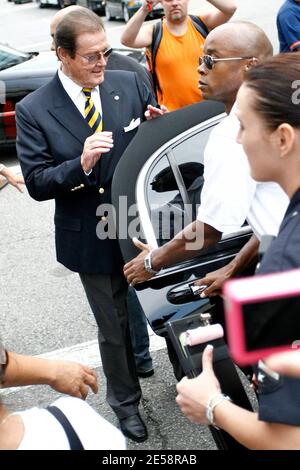 Roger Moore riceve una stella sulla Hollywood Walk of Fame. Stephanie Powers e James Bond co-star Richard Kiel ('Jaws') e David Hedison ('Felix Leiter') hanno partecipato alla cerimonia. Los Angeles, California 10/11/07. [[laj]] Foto Stock