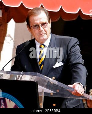 Roger Moore riceve una stella sulla Hollywood Walk of Fame. Stephanie Powers e James Bond co-star Richard Kiel ('Jaws') e David Hedison ('Felix Leiter') hanno partecipato alla cerimonia. Los Angeles, California 10/11/07. [[laj]] Foto Stock