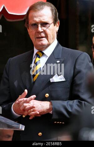 Roger Moore riceve una stella sulla Hollywood Walk of Fame. Stephanie Powers e James Bond co-star Richard Kiel ('Jaws') e David Hedison ('Felix Leiter') hanno partecipato alla cerimonia. Los Angeles, California 10/11/07. [[laj]] Foto Stock