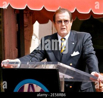 Roger Moore riceve una stella sulla Hollywood Walk of Fame. Stephanie Powers e James Bond co-star Richard Kiel ('Jaws') e David Hedison ('Felix Leiter') hanno partecipato alla cerimonia. Los Angeles, California 10/11/07. [[laj]] Foto Stock