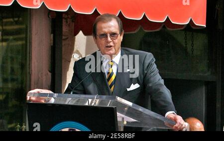 Roger Moore riceve una stella sulla Hollywood Walk of Fame. Stephanie Powers e James Bond co-star Richard Kiel ('Jaws') e David Hedison ('Felix Leiter') hanno partecipato alla cerimonia. Los Angeles, California 10/11/07. [[laj]] Foto Stock