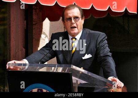 Roger Moore riceve una stella sulla Hollywood Walk of Fame. Stephanie Powers e James Bond co-star Richard Kiel ('Jaws') e David Hedison ('Felix Leiter') hanno partecipato alla cerimonia. Los Angeles, California 10/11/07. [[laj]] Foto Stock