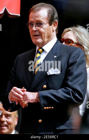 Roger Moore riceve una stella sulla Hollywood Walk of Fame. Stephanie Powers e James Bond co-star Richard Kiel ('Jaws') e David Hedison ('Felix Leiter') hanno partecipato alla cerimonia. Los Angeles, California 10/11/07. [[laj]] Foto Stock