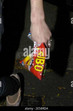 La cantante Amy Winehouse lascia la sua casa a nord di Londra stringendo una borsa di dolci Haribo. Londra, Regno Unito. 10/13/07. [[mappa]] Foto Stock