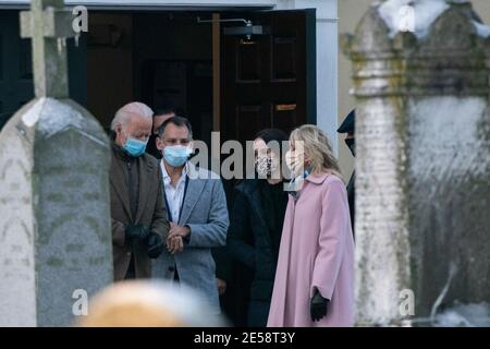 Il presidente eletto Joe Biden e sua moglie Jill Biden si fermano per parlare con Ashley Biden (2R) e suo marito Howard Krein (C) mentre si allontanano dalla chiesa cattolica romana di Brandywine per la messa mattutina a Wilmington, Delaware, il 18 dicembre; 2020- Biden perse la sua prima moglie Neilia e la figlia Naomi in un incidente d'auto in questa data nel 1972. Credit: Alex Edelman/The Photo Access Foto Stock