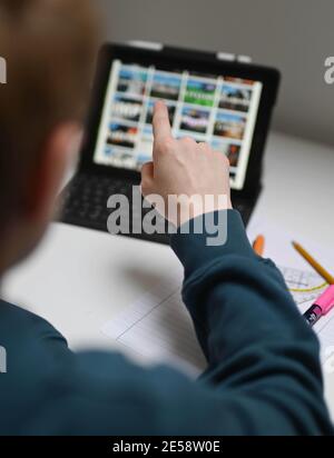 Karlsruhe, Germania. 20 gennaio 2021. Uno studente di 13 anni lavora su un iPad con la piattaforma di apprendimento Moodle. (A dpa: 'Vecchi lamenti, nuove opportunità - scuole e formazione a distanza') Credit: Uli Deck/dpa/Alamy Live News Foto Stock