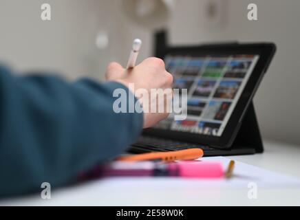 Karlsruhe, Germania. 20 gennaio 2021. Uno studente di 13 anni lavora su un iPad con la piattaforma di apprendimento Moodle. (A dpa: 'Vecchi lamenti, nuove opportunità - scuole e formazione a distanza') Credit: Uli Deck/dpa/Alamy Live News Foto Stock