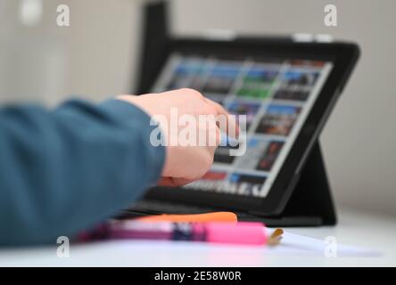 Karlsruhe, Germania. 20 gennaio 2021. Uno studente di 13 anni lavora su un iPad con la piattaforma di apprendimento Moodle. (A dpa: 'Vecchi lamenti, nuove opportunità - scuole e formazione a distanza') Credit: Uli Deck/dpa/Alamy Live News Foto Stock