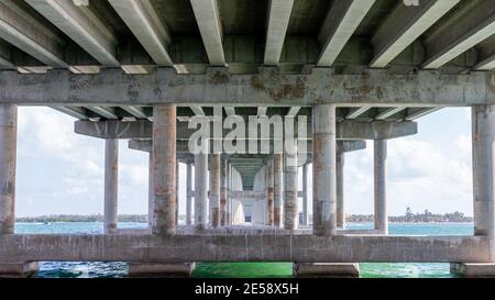 La parte inferiore di un ponte a Miami Foto Stock